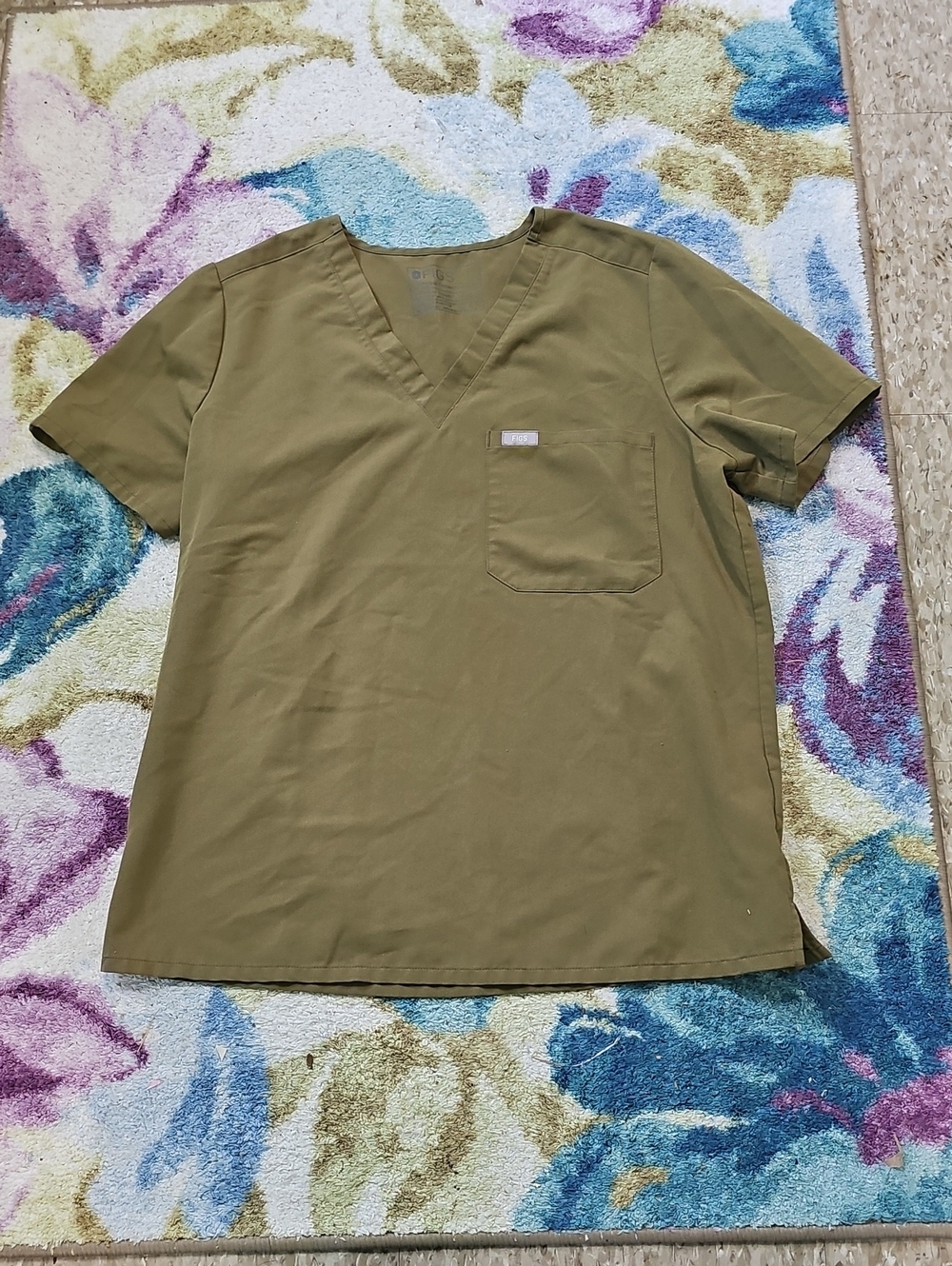 Figs Women's Olive Green V-Neck Scrub Shirt Size L
